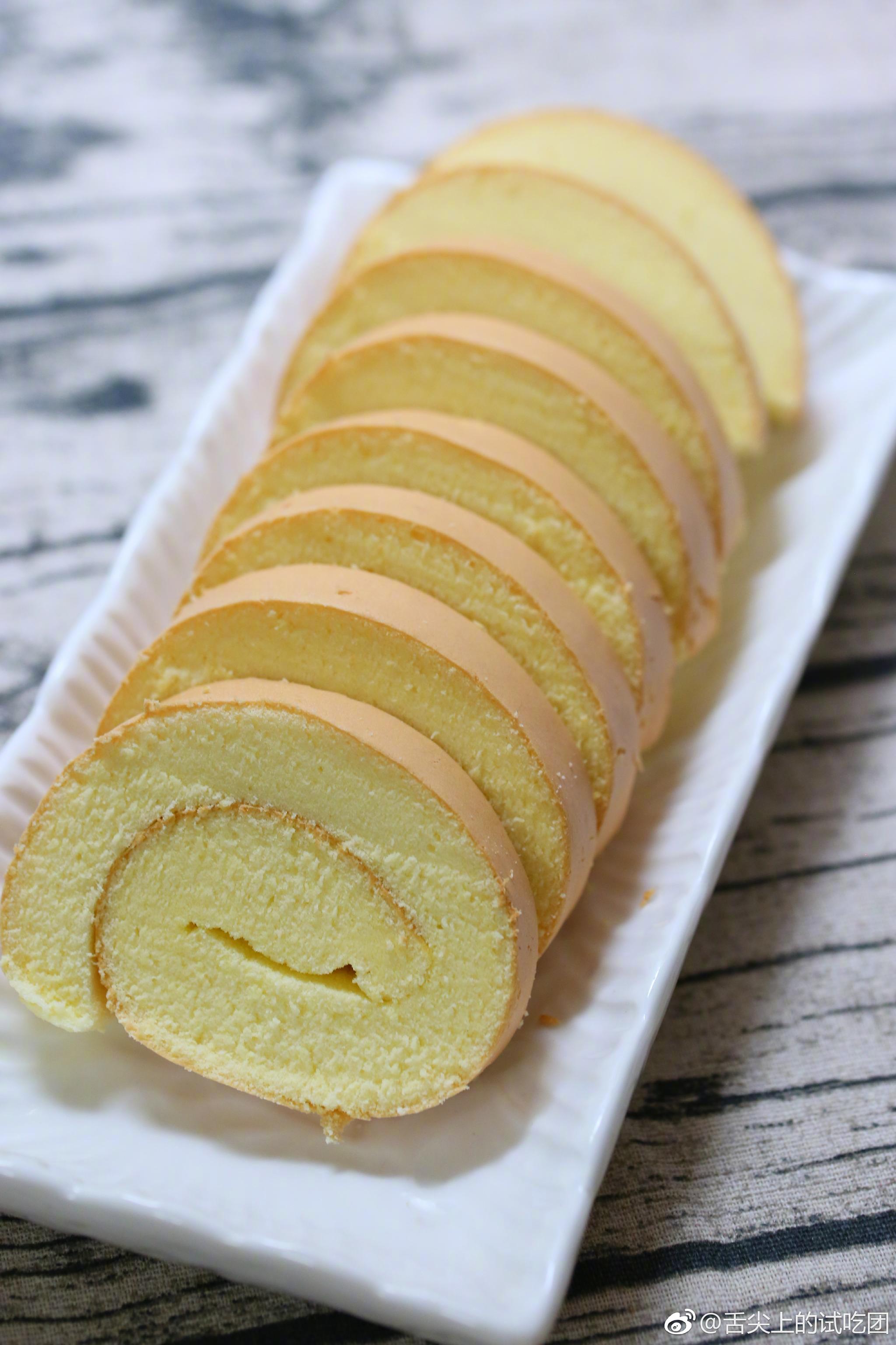 蛋糕卷成品图来了,由于是练手的,没有抹奶油,但是都很好吃_新浪看点