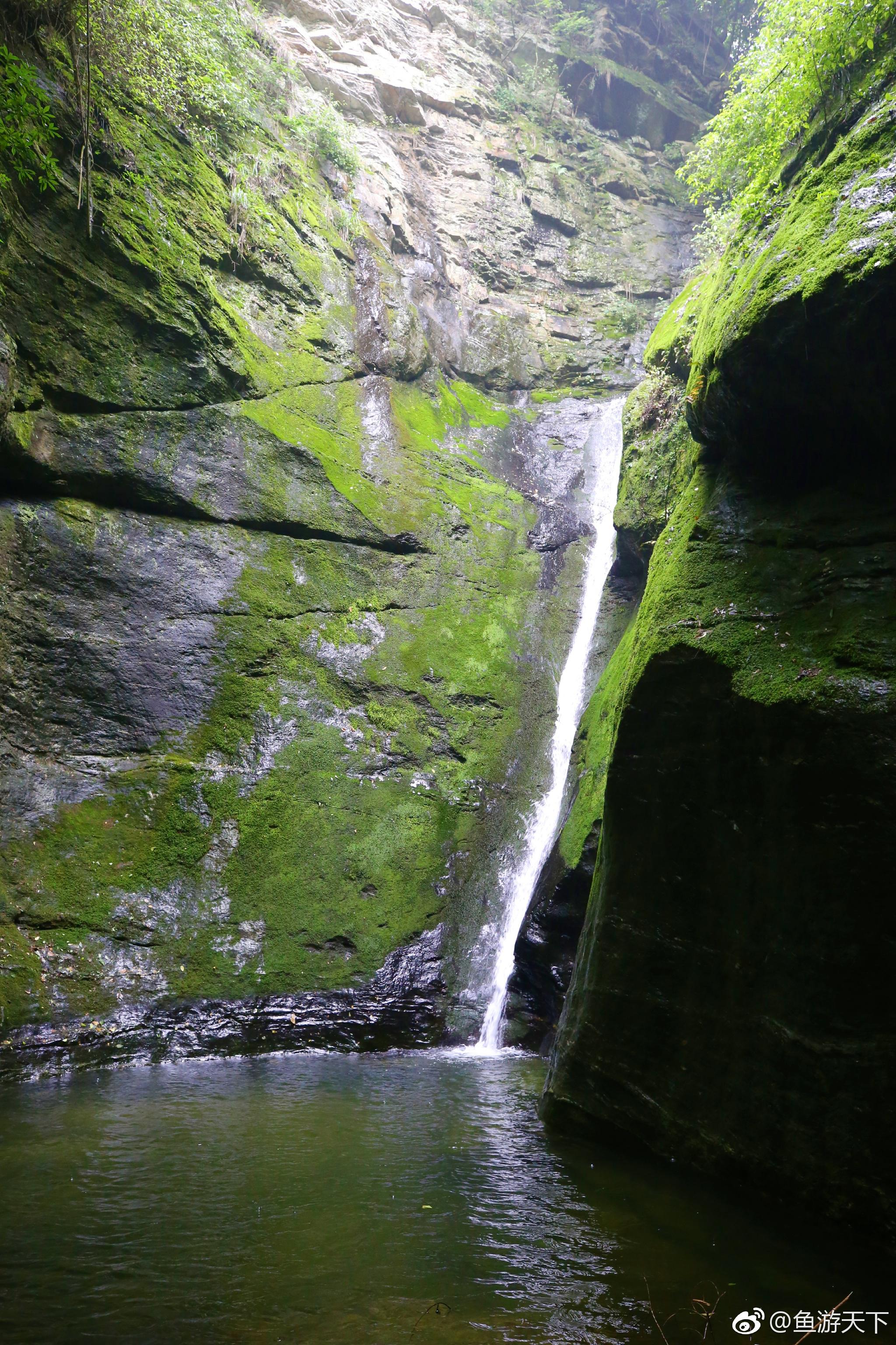 甲板洞峡谷景区位于襄阳谷城县的堰河村
