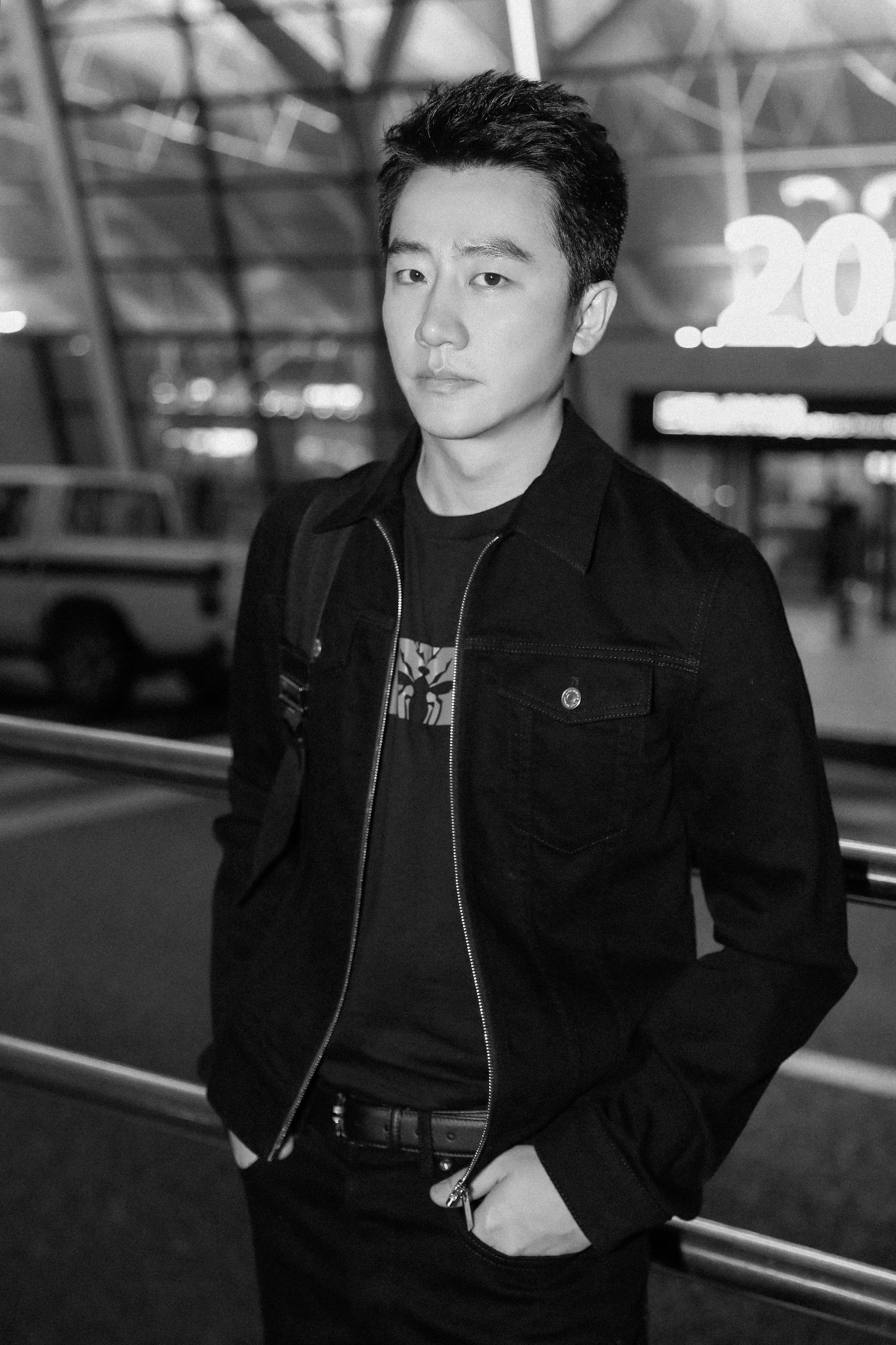 黄轩启程巴黎时装周 连续三年受邀轻松再上阵