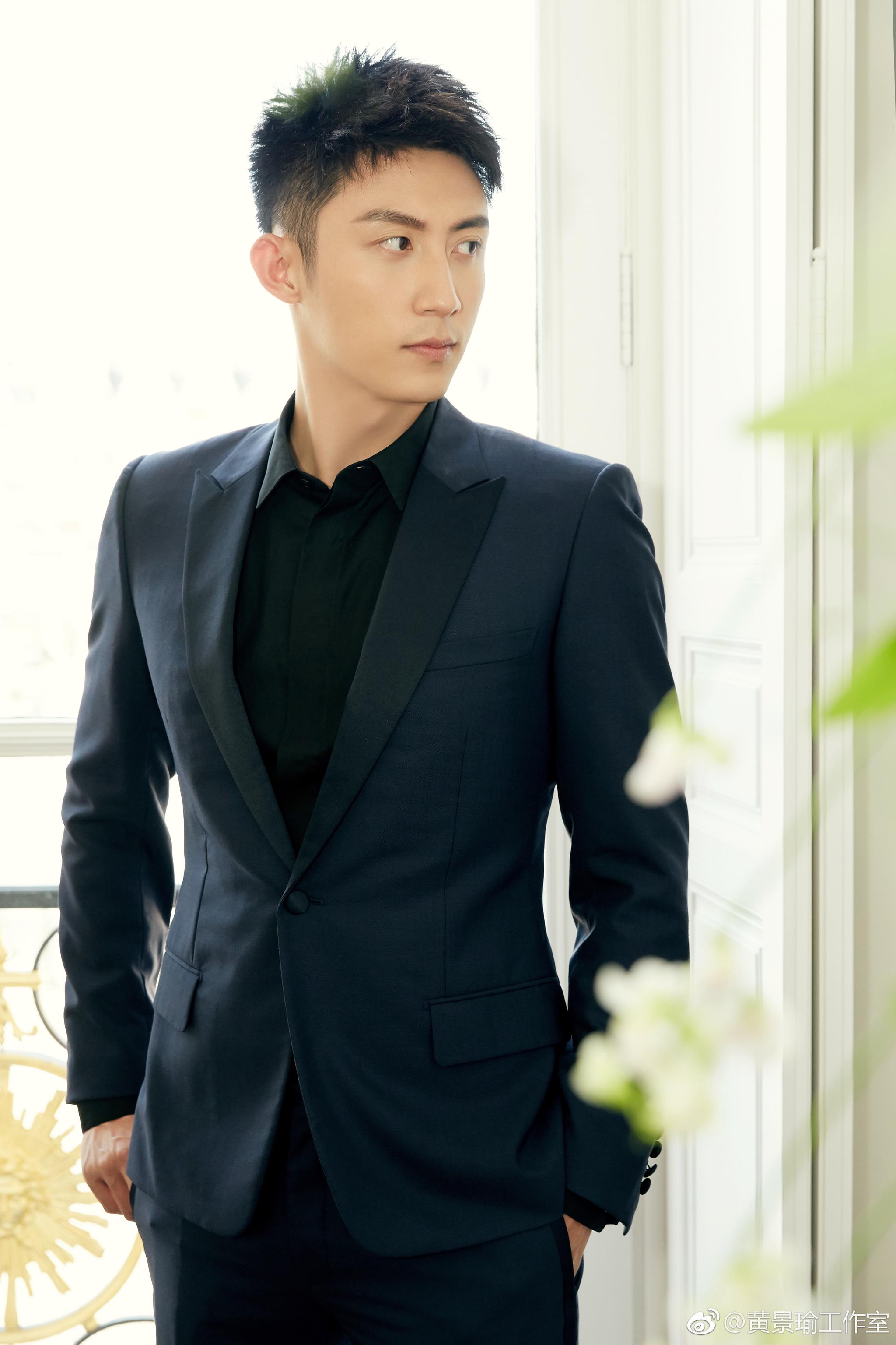 造访巴黎dior迪奥香氛世家,蓝色西装与黑色衬衫的至简碰撞