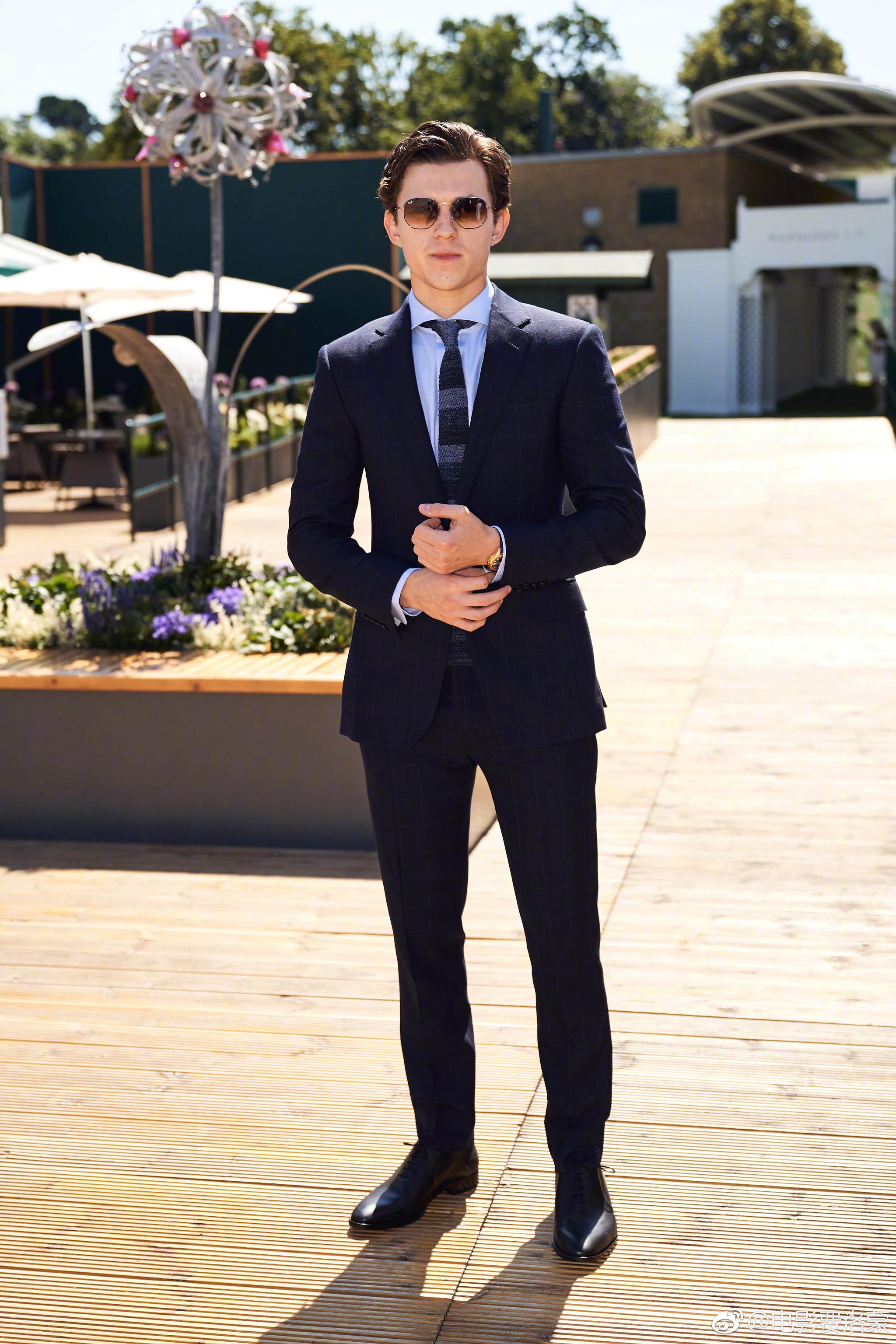太养眼了艾玛·沃特森和荷兰弟tom holland现身温网男单决赛极美图