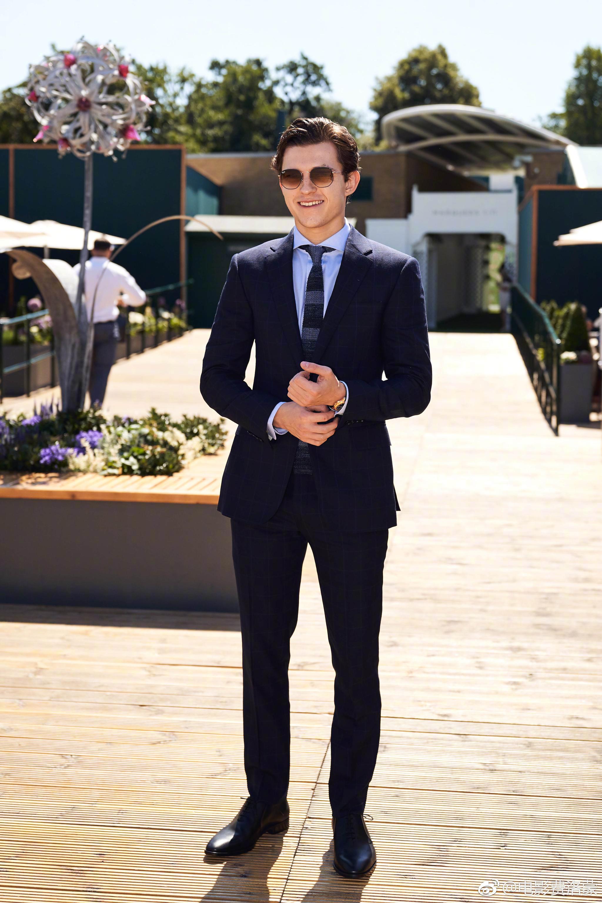 太养眼了艾玛·沃特森和荷兰弟tom holland现身温网男单决赛极美图