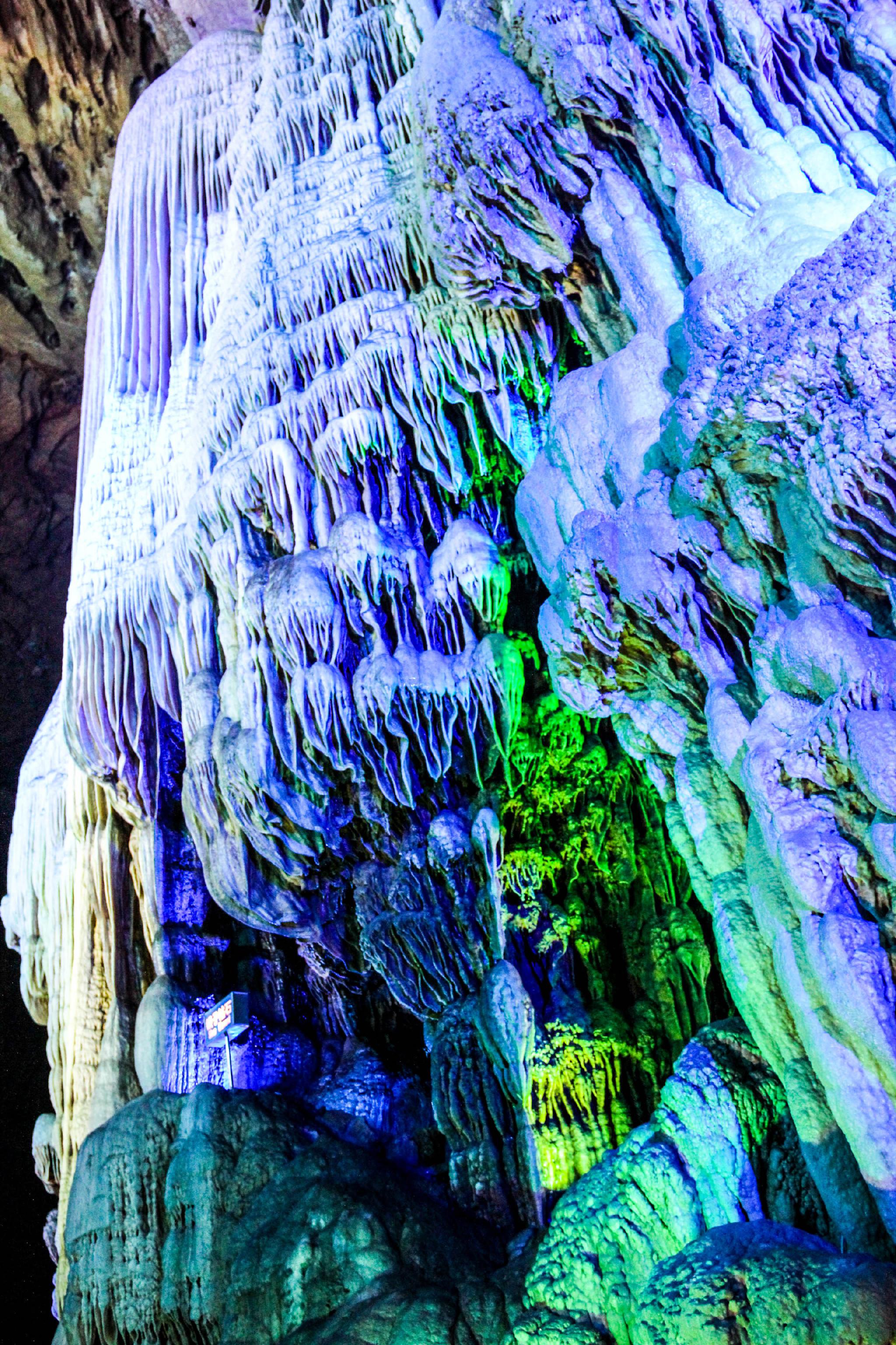 银子岩位于桂林荔浦县,是去桂林旅游不可错过的一个景点.