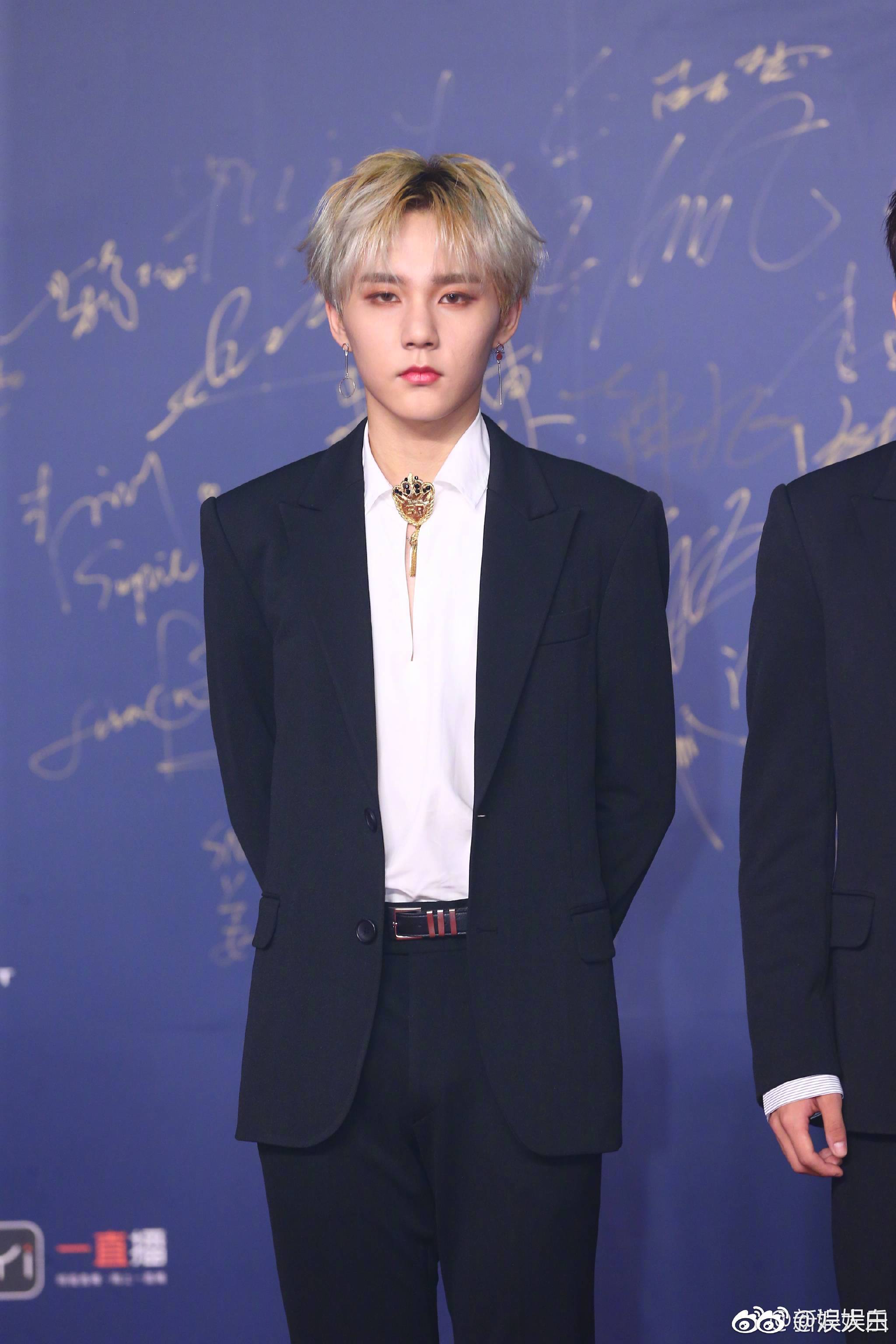 乐华七子next红毯 ,上演黑色西装杀,实力撩人!帅气亮眼