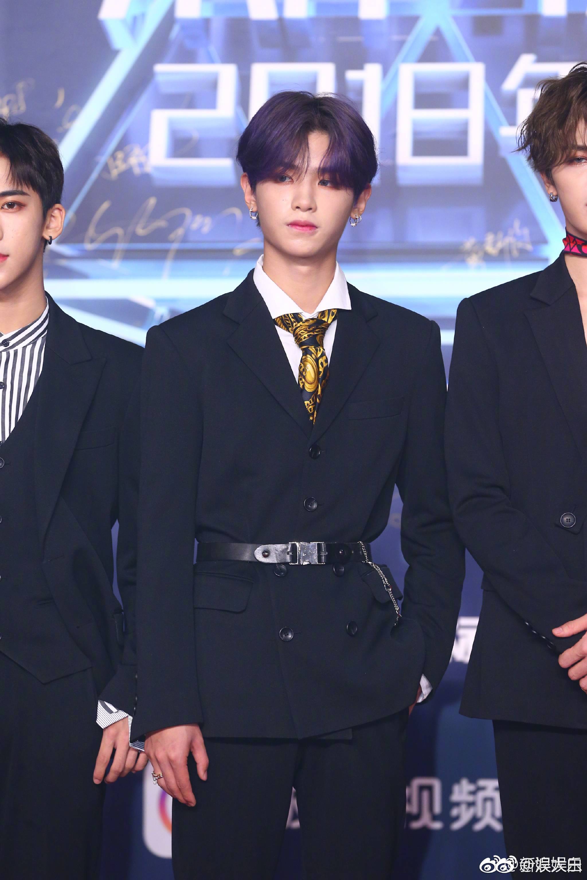 乐华七子next红毯 ,上演黑色西装杀,实力撩人!帅气亮眼