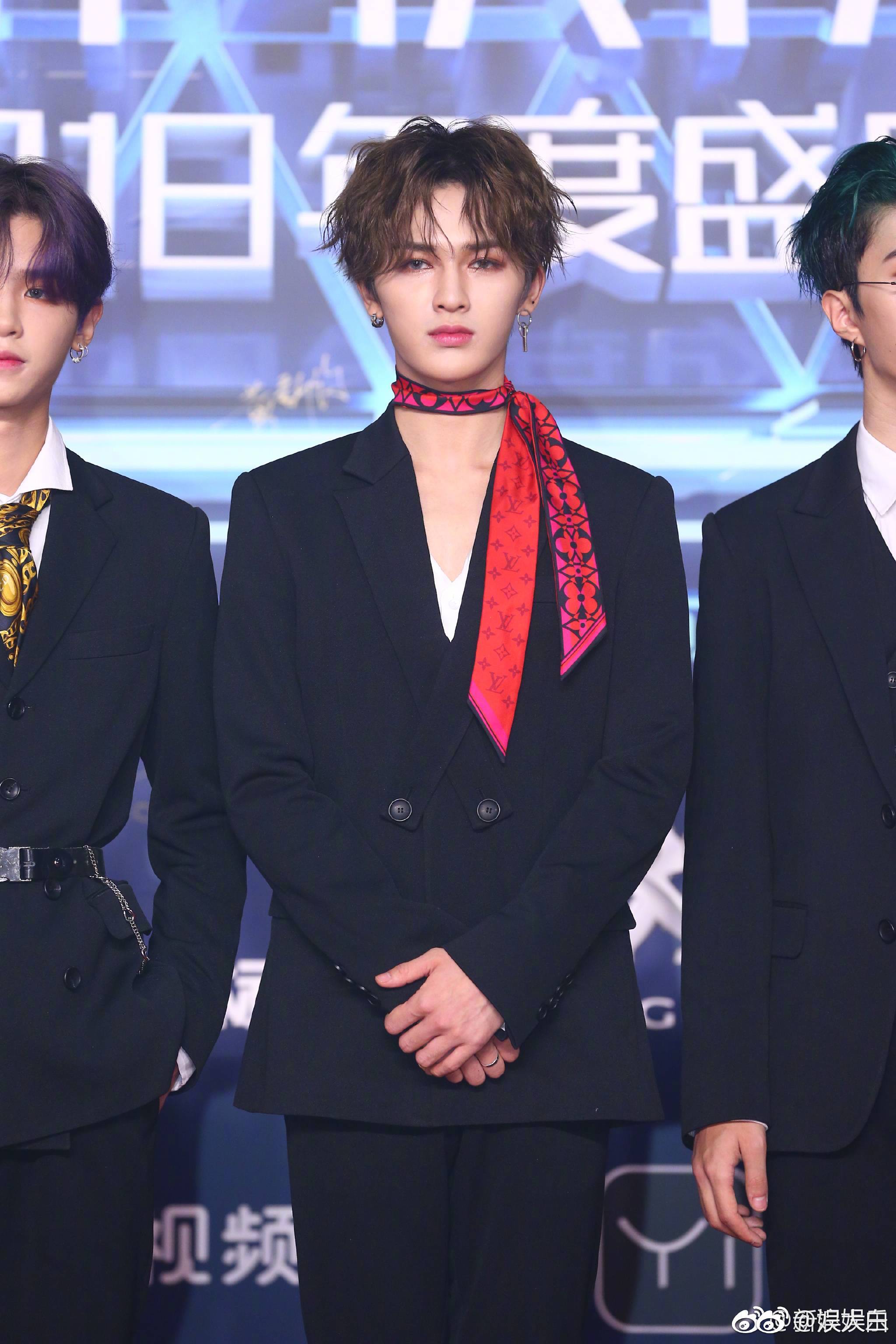 乐华七子next红毯 ,上演黑色西装杀,实力撩人!帅气亮眼