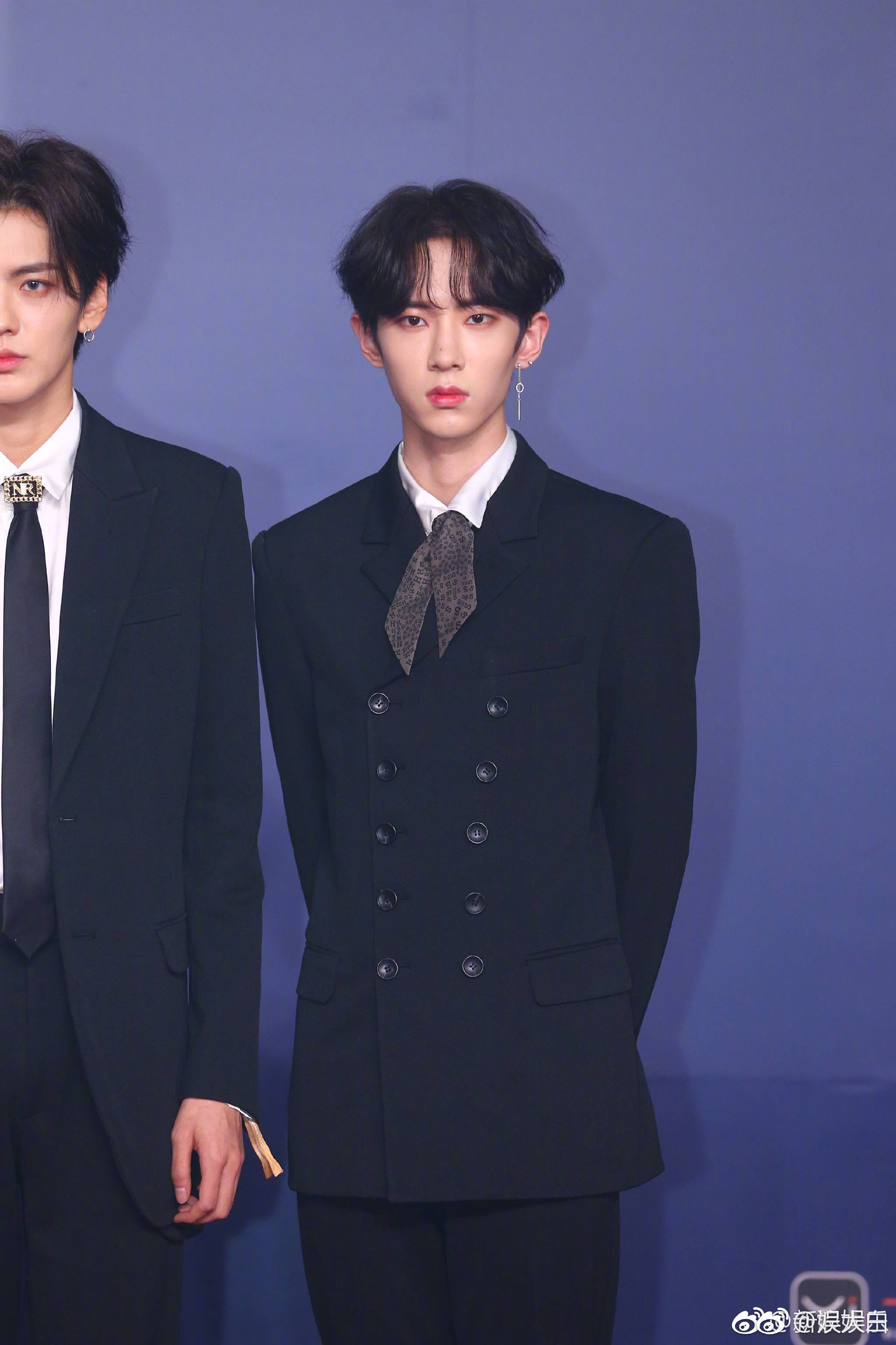 乐华七子next红毯 ,上演黑色西装杀,实力撩人!帅气亮眼