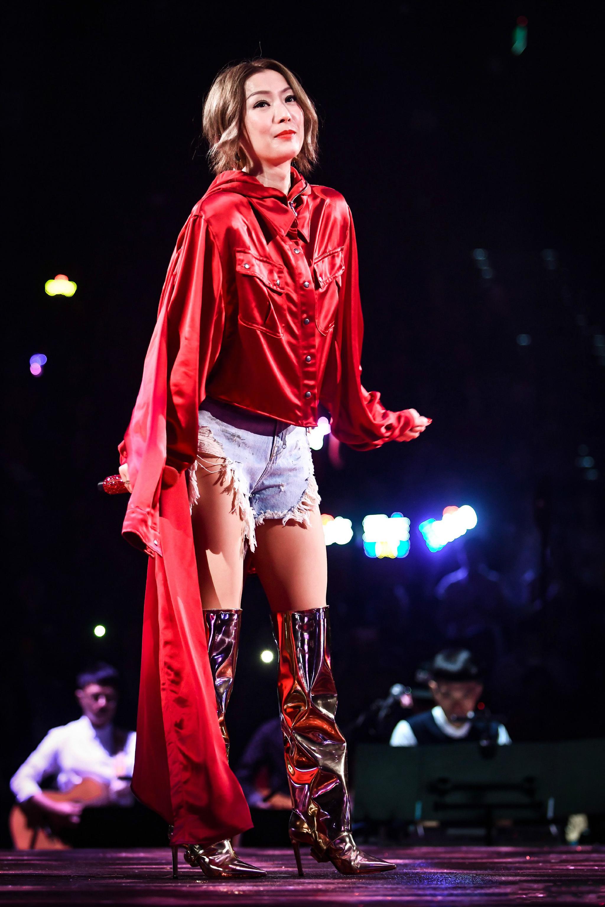 郑秀文的短裤已经够短了,还两边开叉到裤腰,网友:许志安不管?