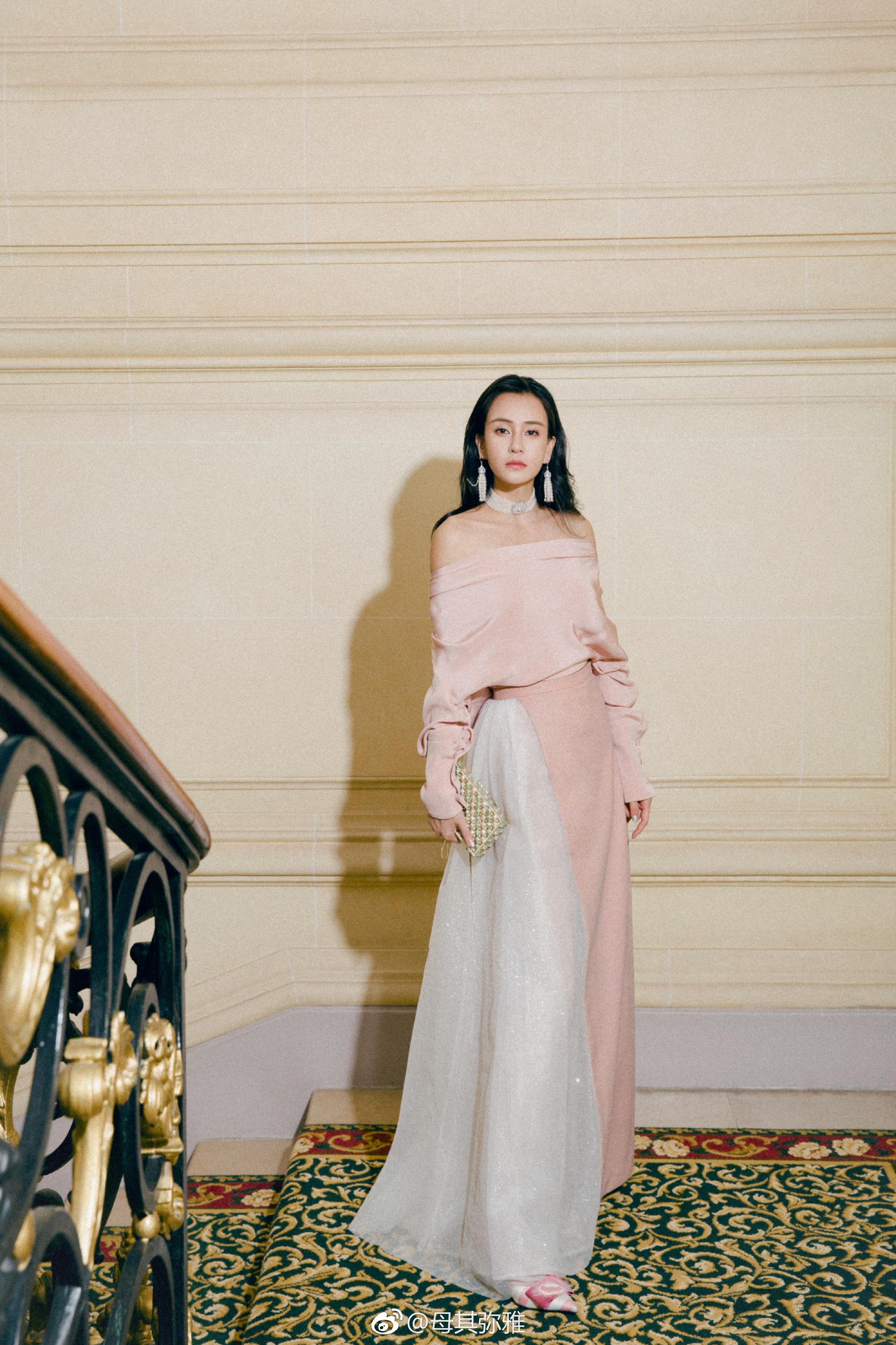 想用粉色装扮出公主的气质,结果还是穿出了女王的气场