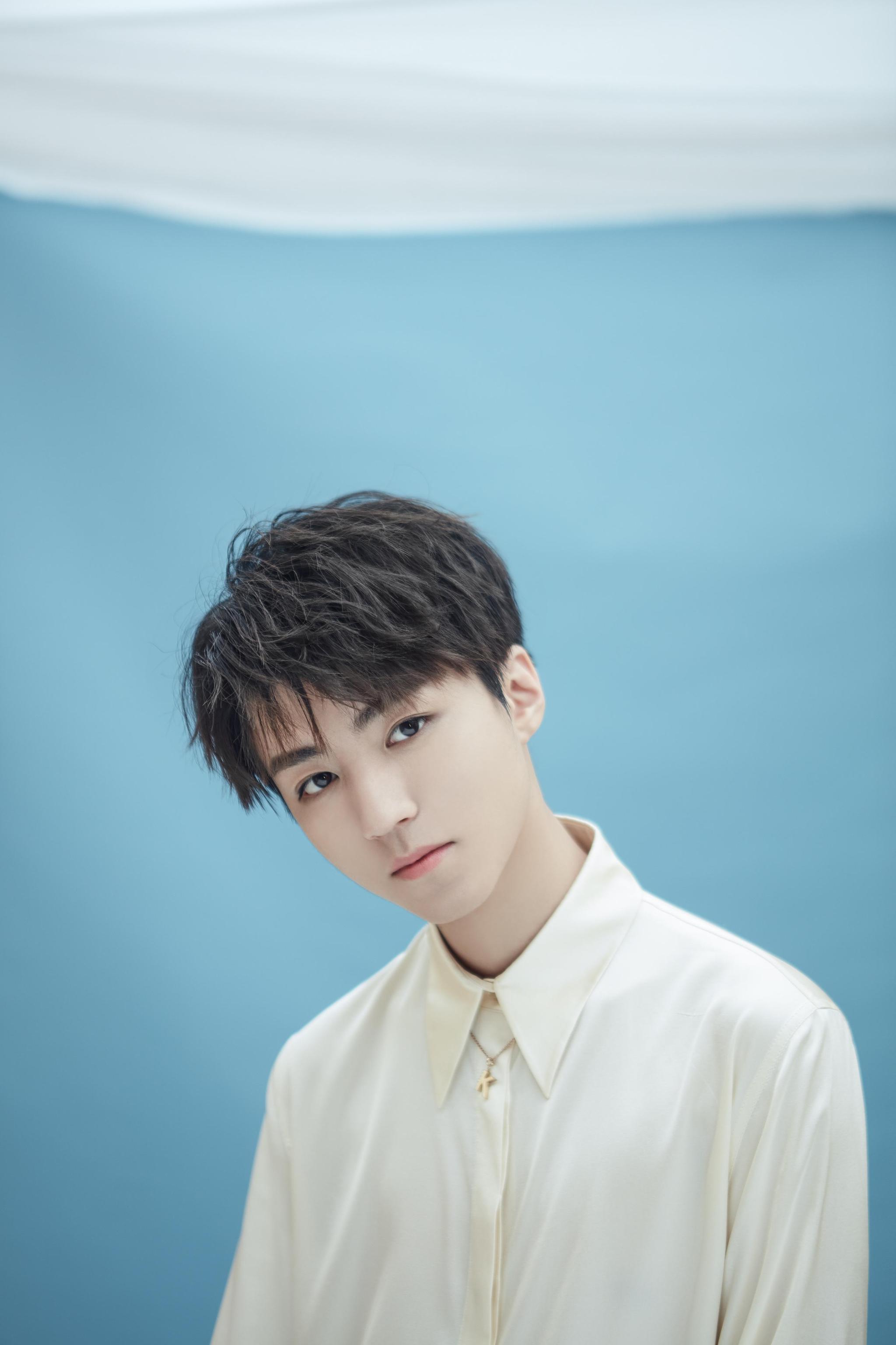 王俊凯19岁生日会官宣,2张海报遮住眼睛!粉丝:终于回家了