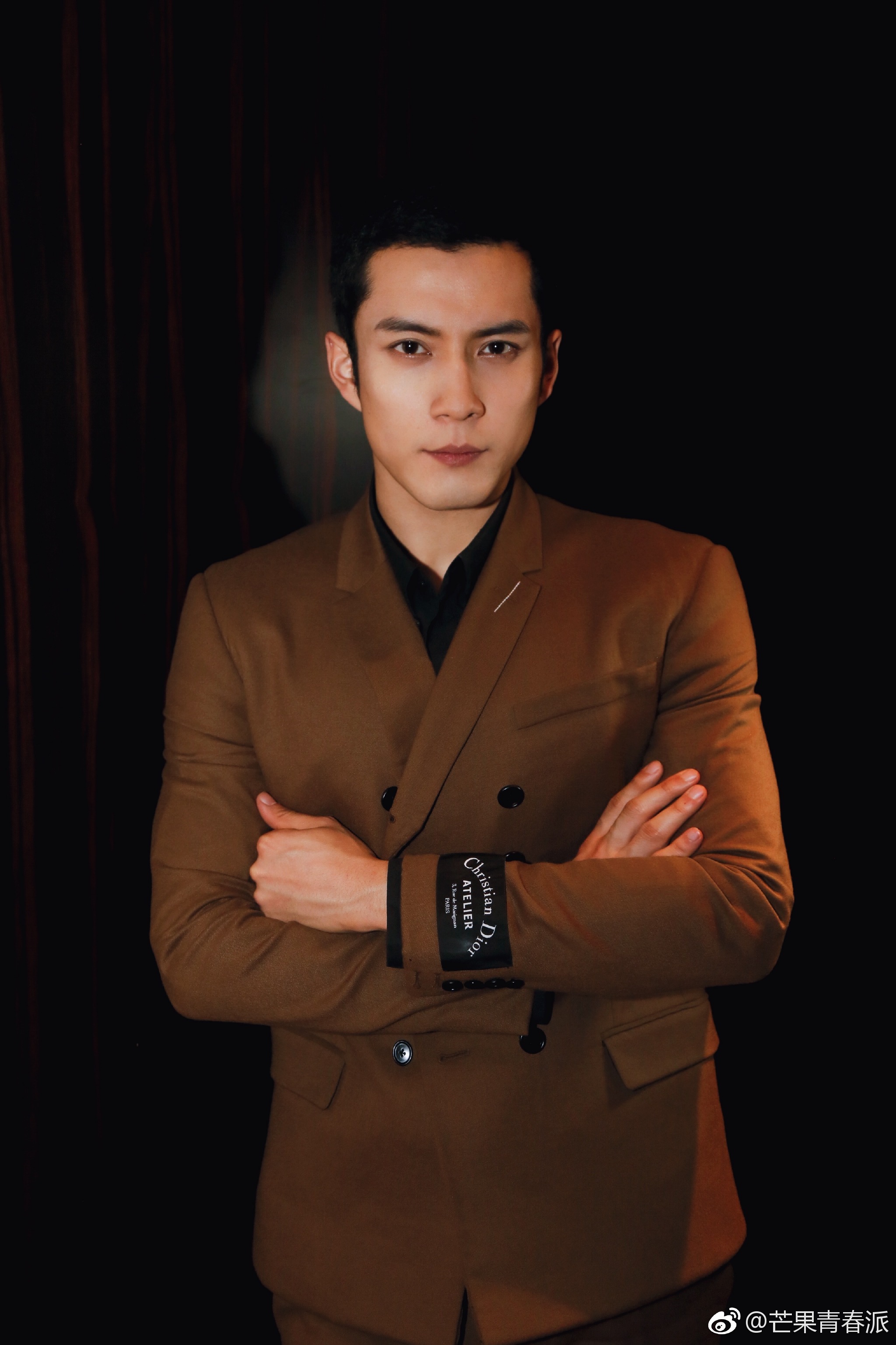 2018 ,@韩东君elvishan 一身棕黄色复古西装帅气亮相现场