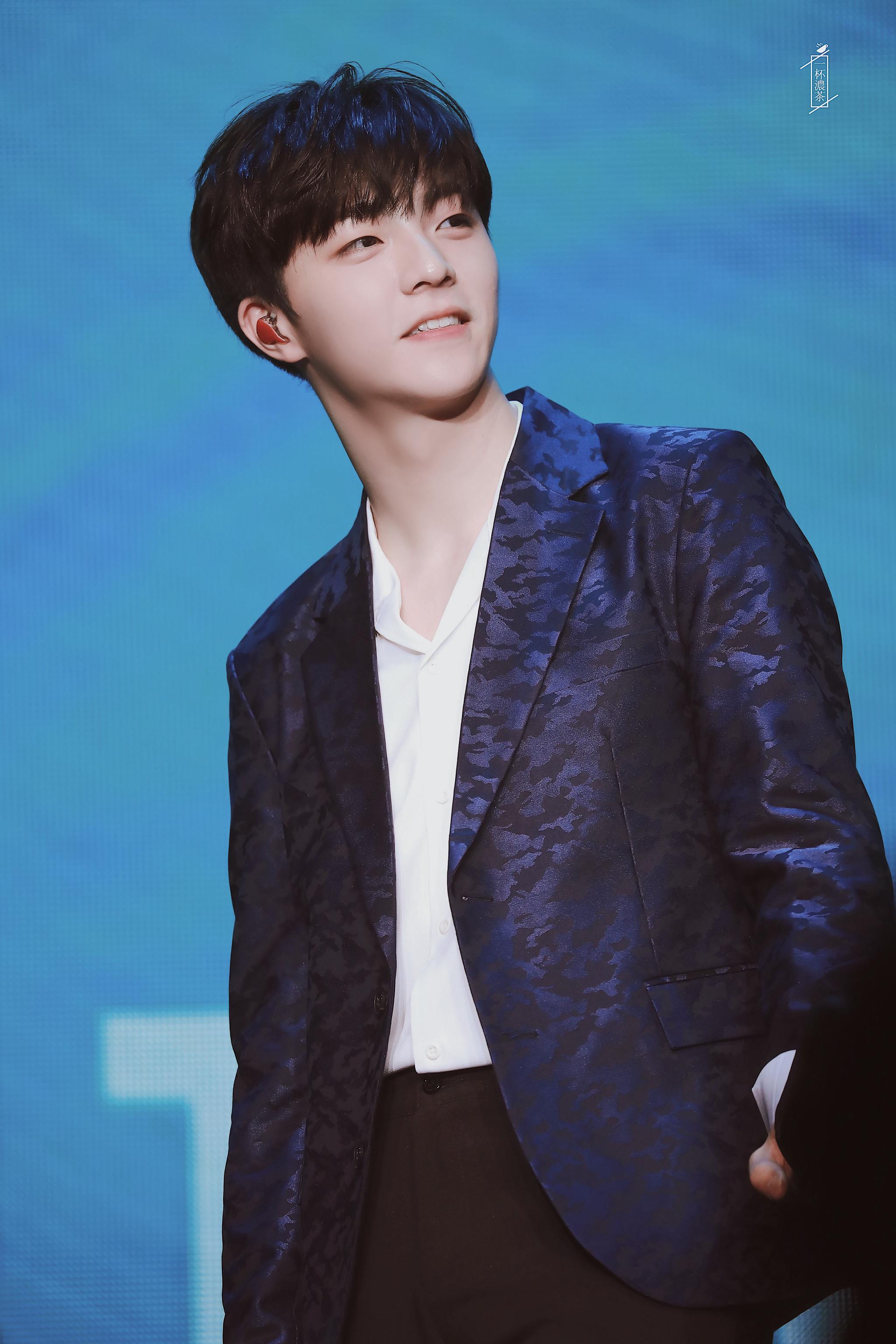 npc首张专辑深圳分享会 陈立农饭拍图~今日份一身