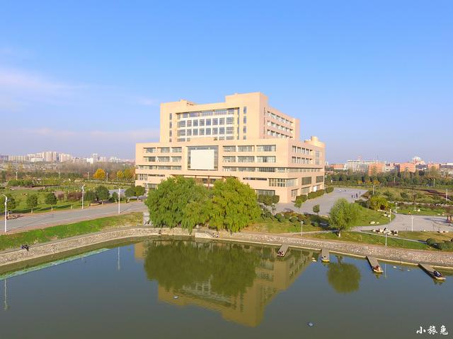 10,它位于河南省南阳市卧龙岗上,是南阳最高学府,也是南阳大学城区