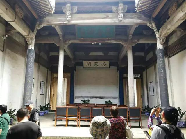 我们在观赏南湖书院,承志堂,敬修堂等具有徽州特色的明清建筑后返回