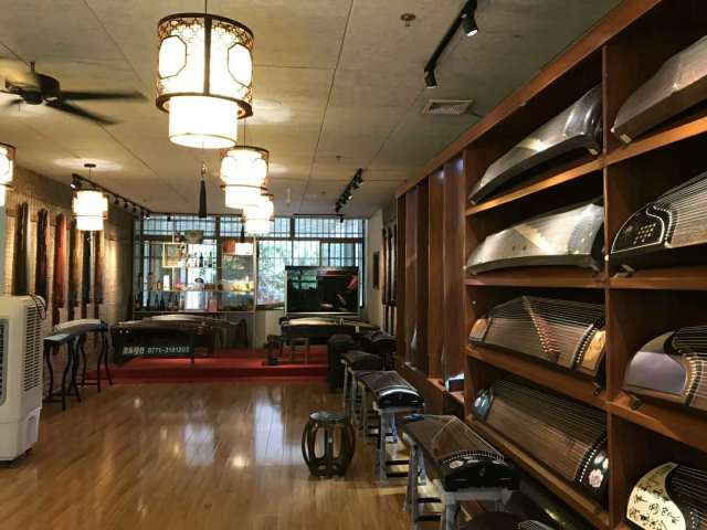 同时开设有古筝,古琴,吉他,钢琴,小提琴,葫芦丝,笛箫,架子鼓,二胡等