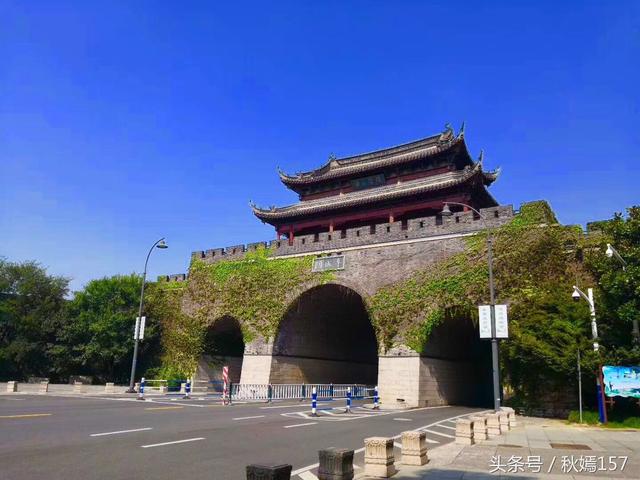 常熟老城区里的西门大街可以通往尚湖风景区和宝岩生态园,出了城门,一