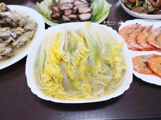 我一人做了9菜1汤的家宴,家人吃得很满足,都说比餐厅吃得好太多