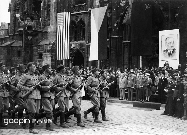 穿越回75年前,来看二战胜利后各国的欢庆场面|二战欧洲战场|图像|胜利|图片来源|苏联_新浪新闻