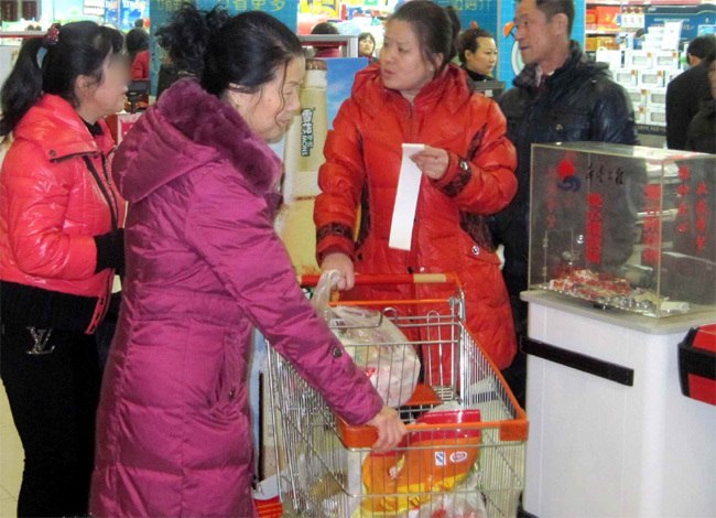 生财有道:超市门口大妈每月靠捡购物小票月入几千!