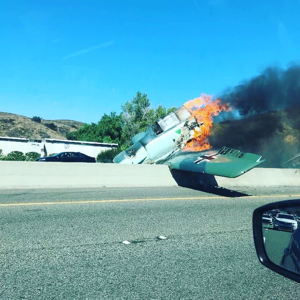 纳粹空军涂装二战老飞机在美国坠毁,现场火光冲天浓烟滚滚