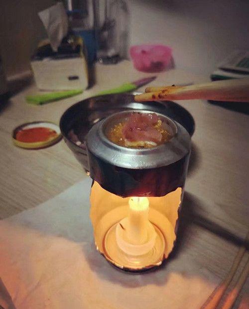易拉罐和蜡烛能烤肉? 在宿舍实验时, 宿管阿姨来敲门了