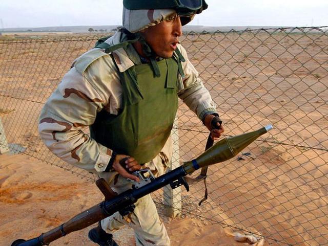 一名士兵手提107火箭炮