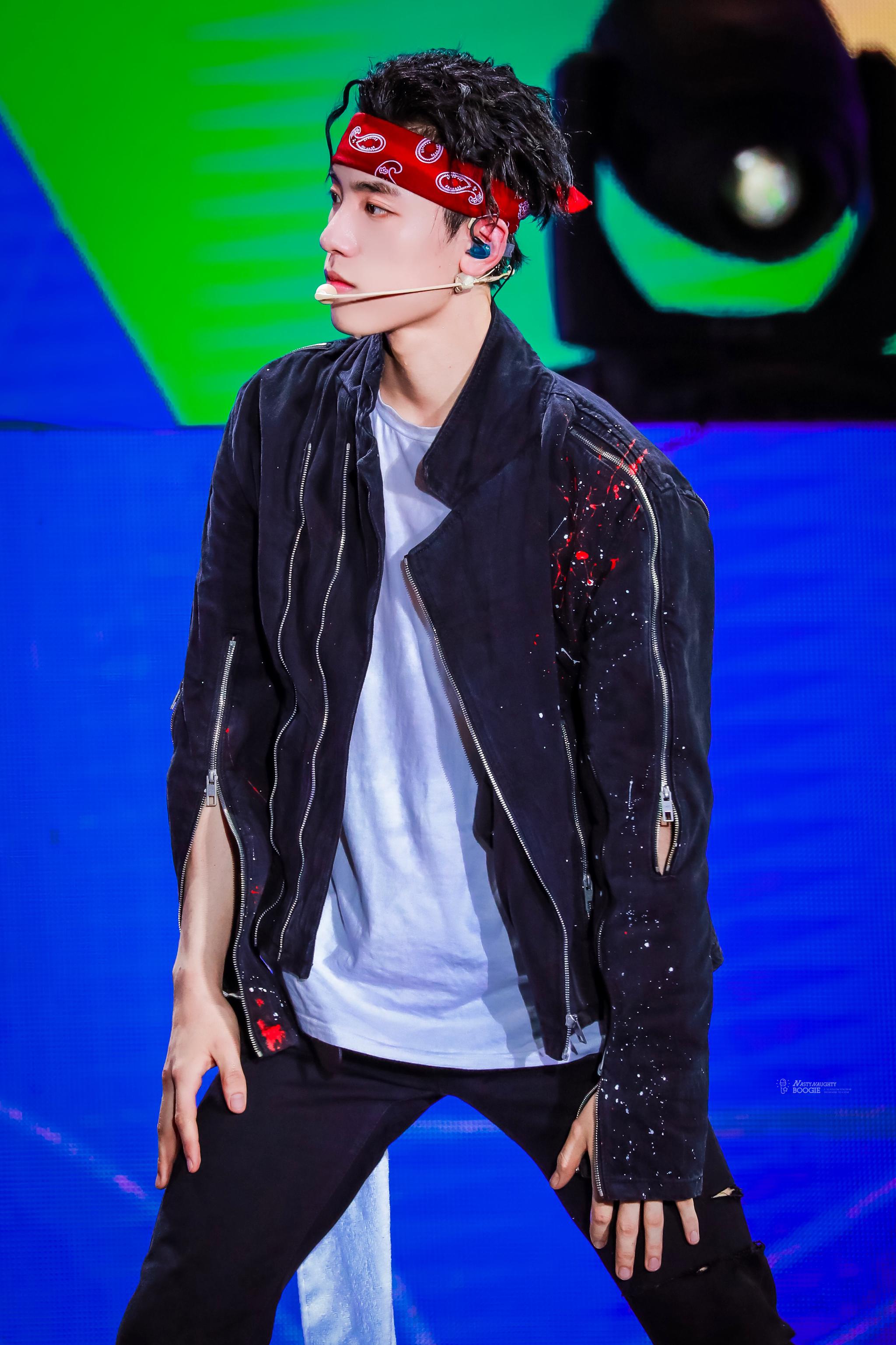 王子异 发型子异经常以不同的造型出现在观众视线,或是超酷脏辫,或是