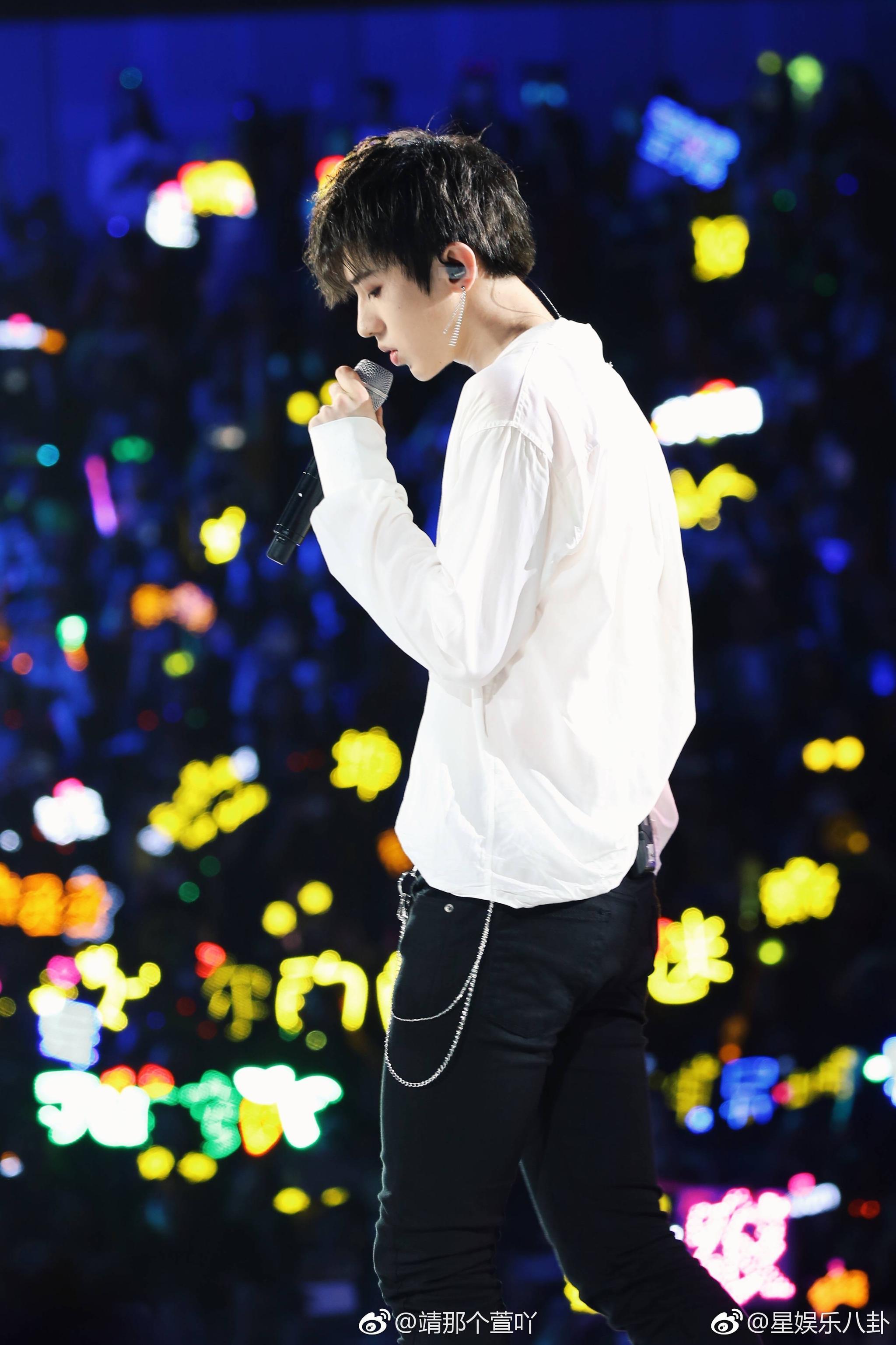 蔡徐坤被激光笔照,蔡徐坤被激光笔照,在蔡徐坤dream的表演中
