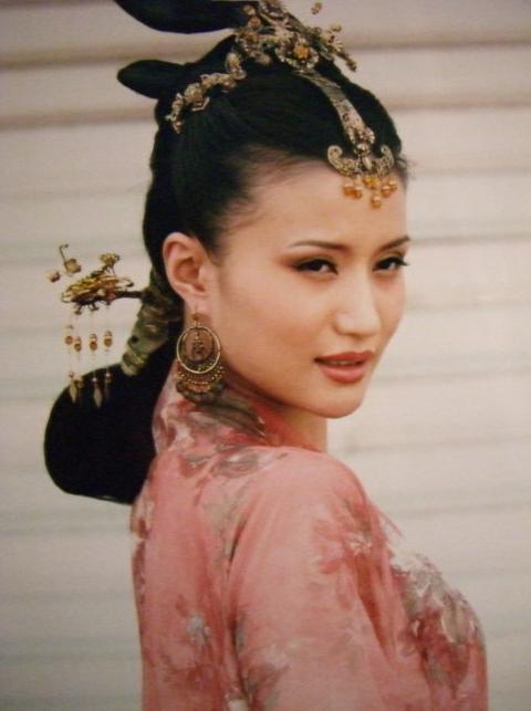 或许是因为万美汐长着一副冷魅的脸而让人产生距离感,因此刚出道后