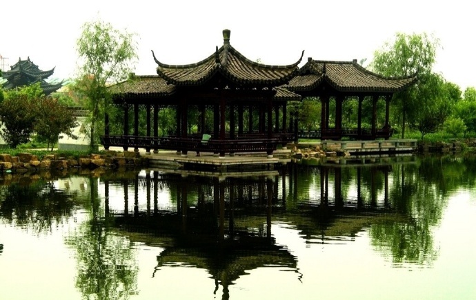 水亭凉气多,闲棹晚来过