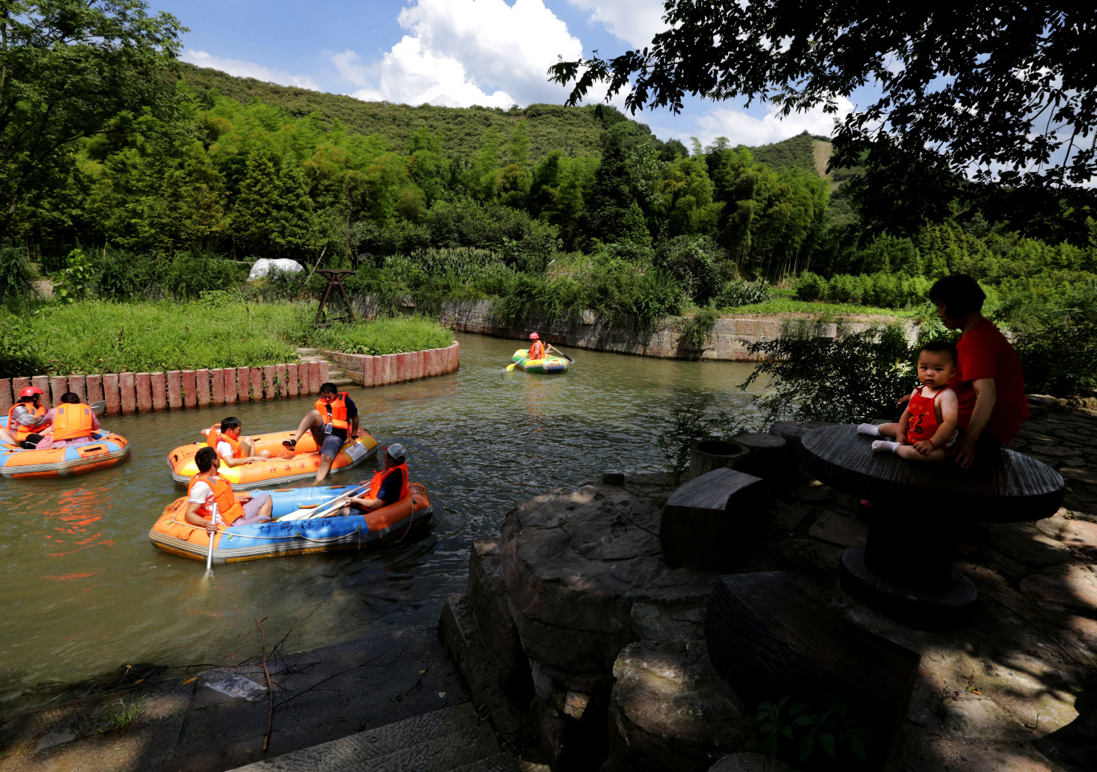 江苏第一漂(竹海漂流)迎来今夏火爆日|竹海|天目湖|溧阳_新浪信闻