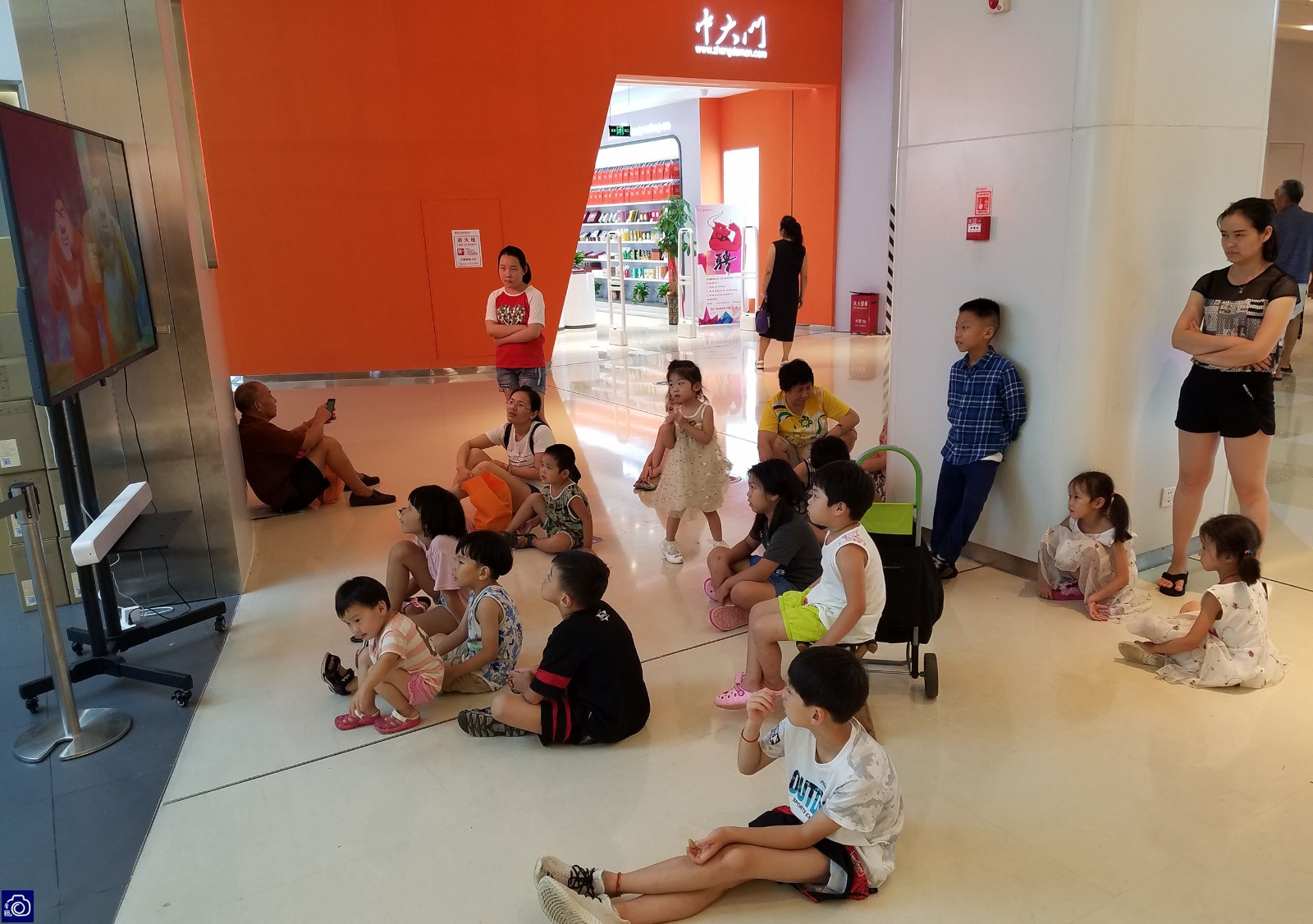 "蹭凉娃娃"扎堆购物中心过暑假,商场秒变游乐场_新浪看点