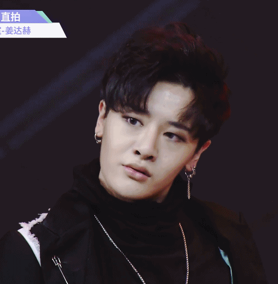 那时就有网友爆料姜达赫原来是歌手姜鹏的儿子,姜鹏还是哈尔滨斯卡拉