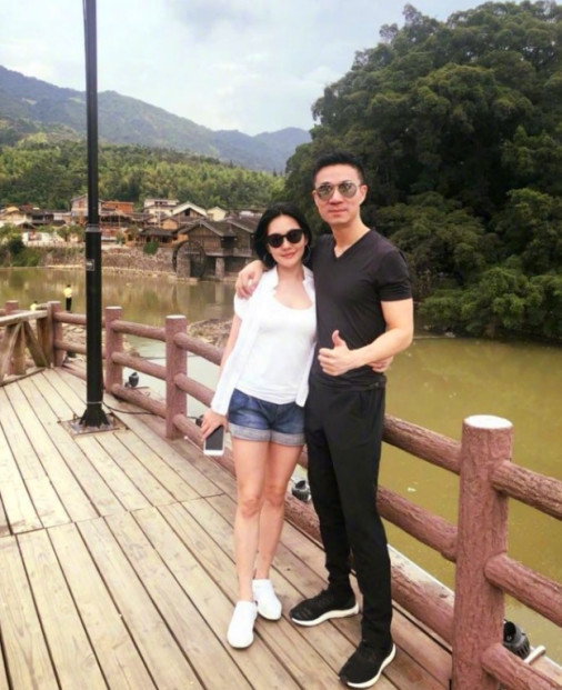 除了陪女儿们疯玩,看他们做手工,小s还不忘和老公许雅钧合体撒狗粮