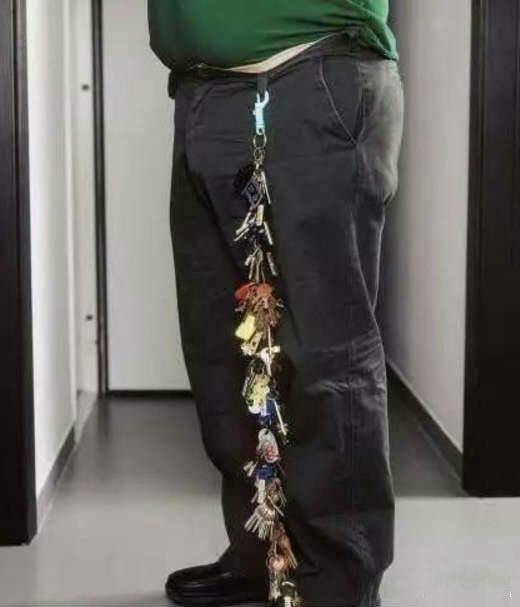 包租公又来收房租了,每次见他都是这身行头,有钱人就是低调啊