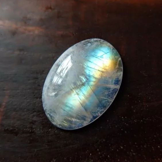 3分钟了解月光石真假辨别,保养常识,象征寓意