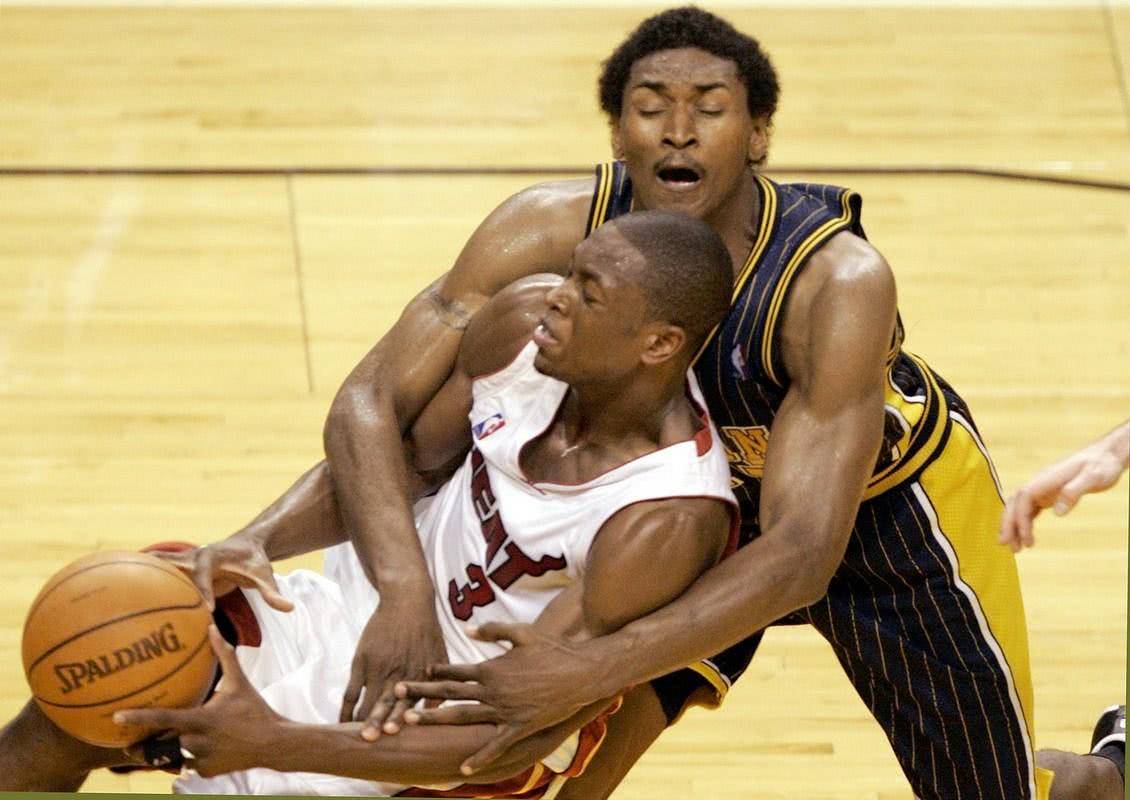 本赛季犯规谁最狠?傻芬垫脚哈登 卡特误伤麦考 1人逍遥法外