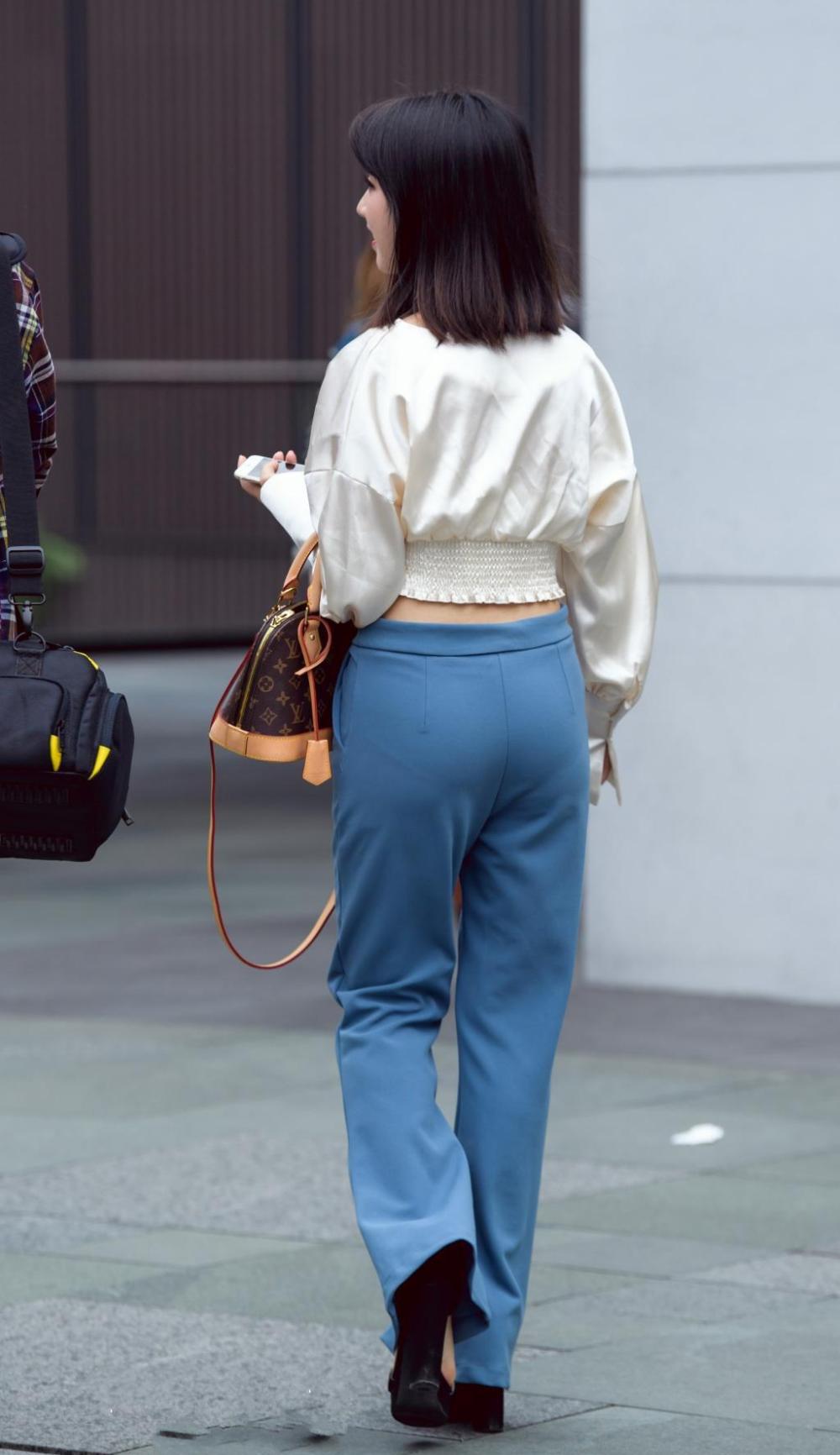 街拍白色热裤的美女和宽松休闲裤的妹子蓝色的诱惑