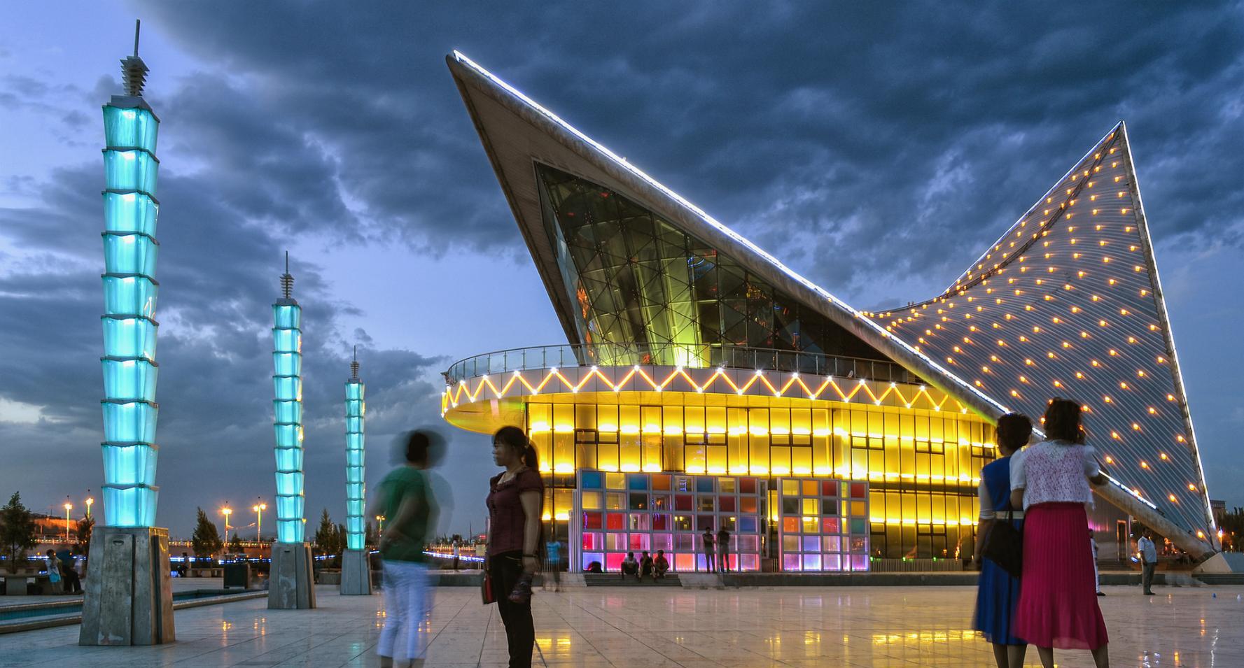 它是我国第六大经济特区, 位于大西北, 少数民族占92%