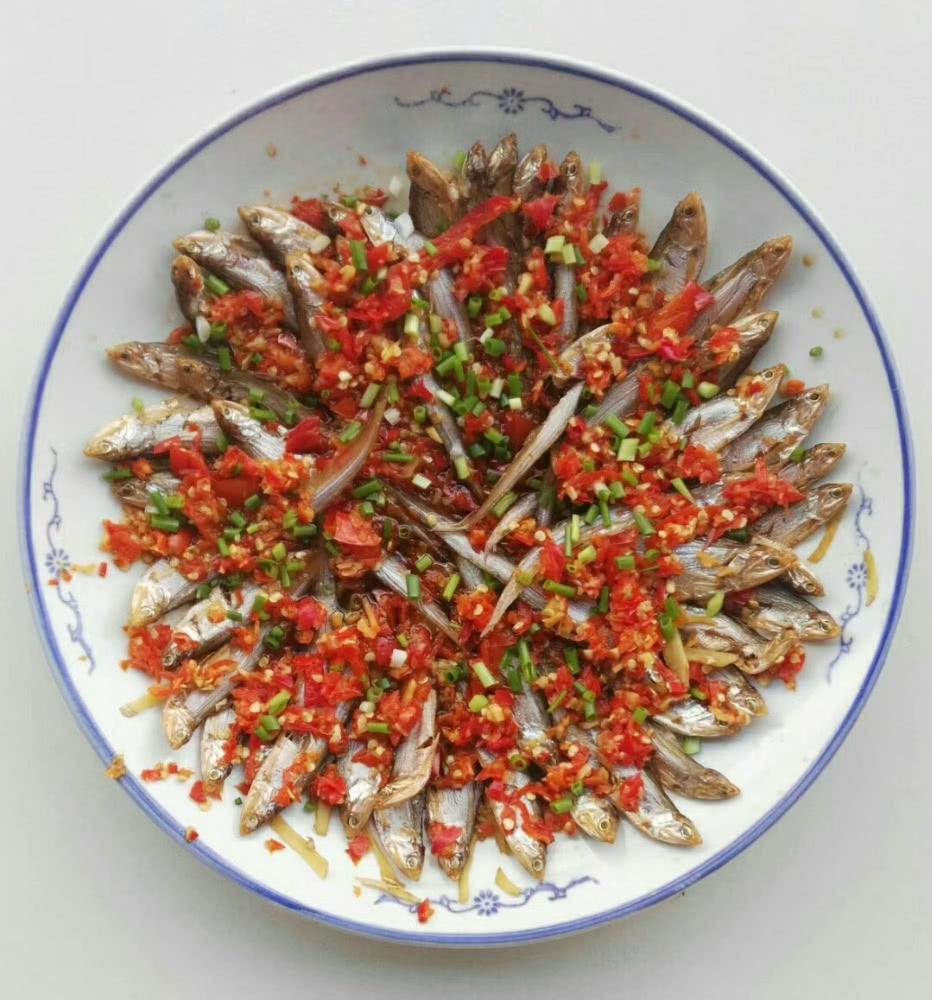 小麻鱼摆盘,撒上一层辣椒酱,再入锅蒸制.