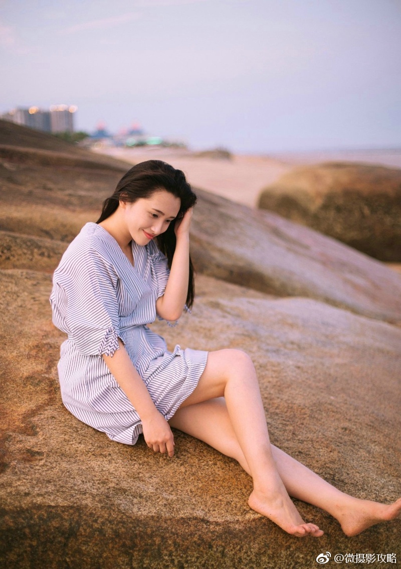 礁石上的清丽美女秀发随风飘动写真集