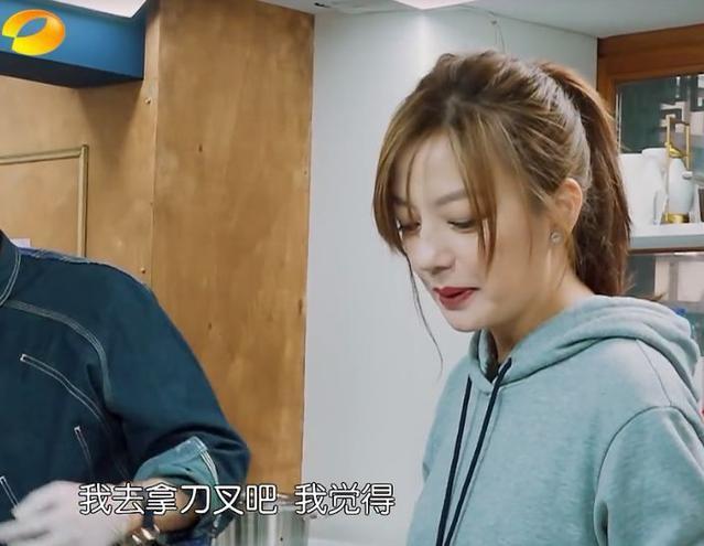 同样是在法国,包贝尔用筷子吃面,赵薇却用刀叉,差距咋这么大!