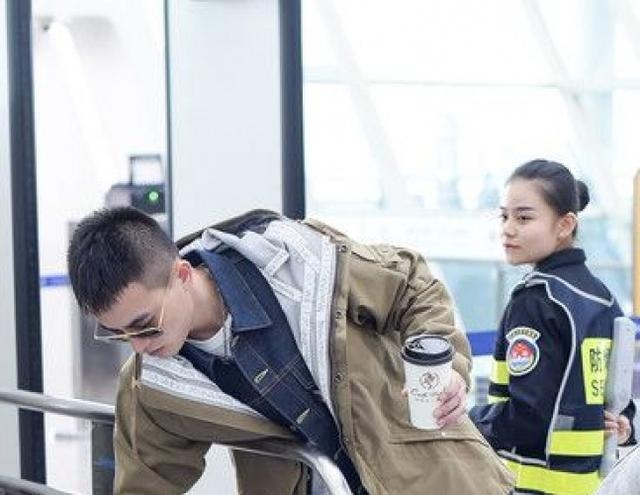 3月15日,欧豪在为马思纯庆生后合体现身机场,两人均带着墨镜,一路牵手