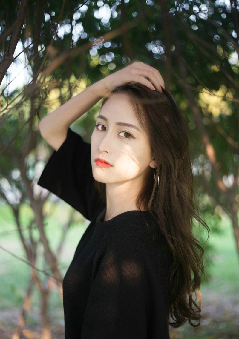 树荫下的长发高颜值美女魅力散发写真集微相册微博摄影