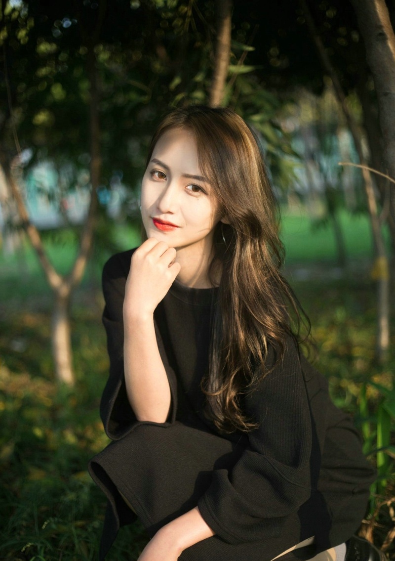 树荫下的长发高颜值美女魅力散发写真集微相册微博摄影