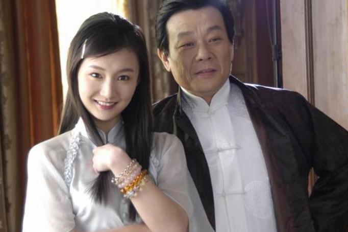 他有两个老婆,楼上楼下相处和睦,儿子无比帅气,颜值远超母亲