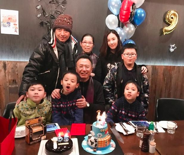 吴佳尼今年1月曾在社交平台放上1张大合照,是儿子的生日聚餐,除了张家