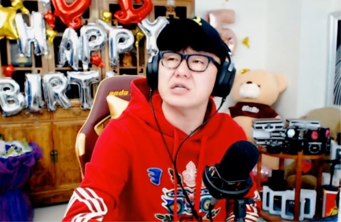 昨日舞帝公会旗下主播大佛在与师傅利哥连麦互动时向利哥建议:"以后