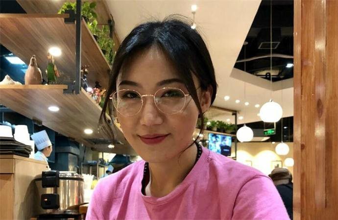 刘郡格黑裙现身好声音决赛网友还是回去给梁博当御用合音师吧