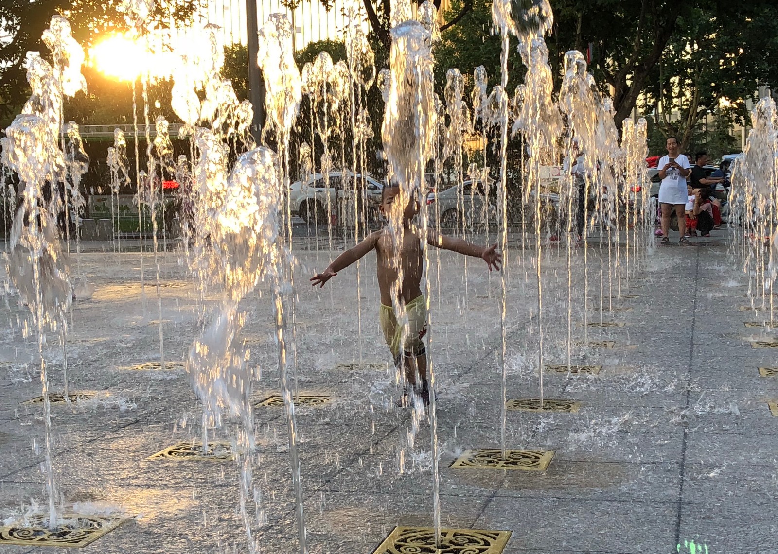 广场喷泉成了孩子们的戏水乐园安全被忽视